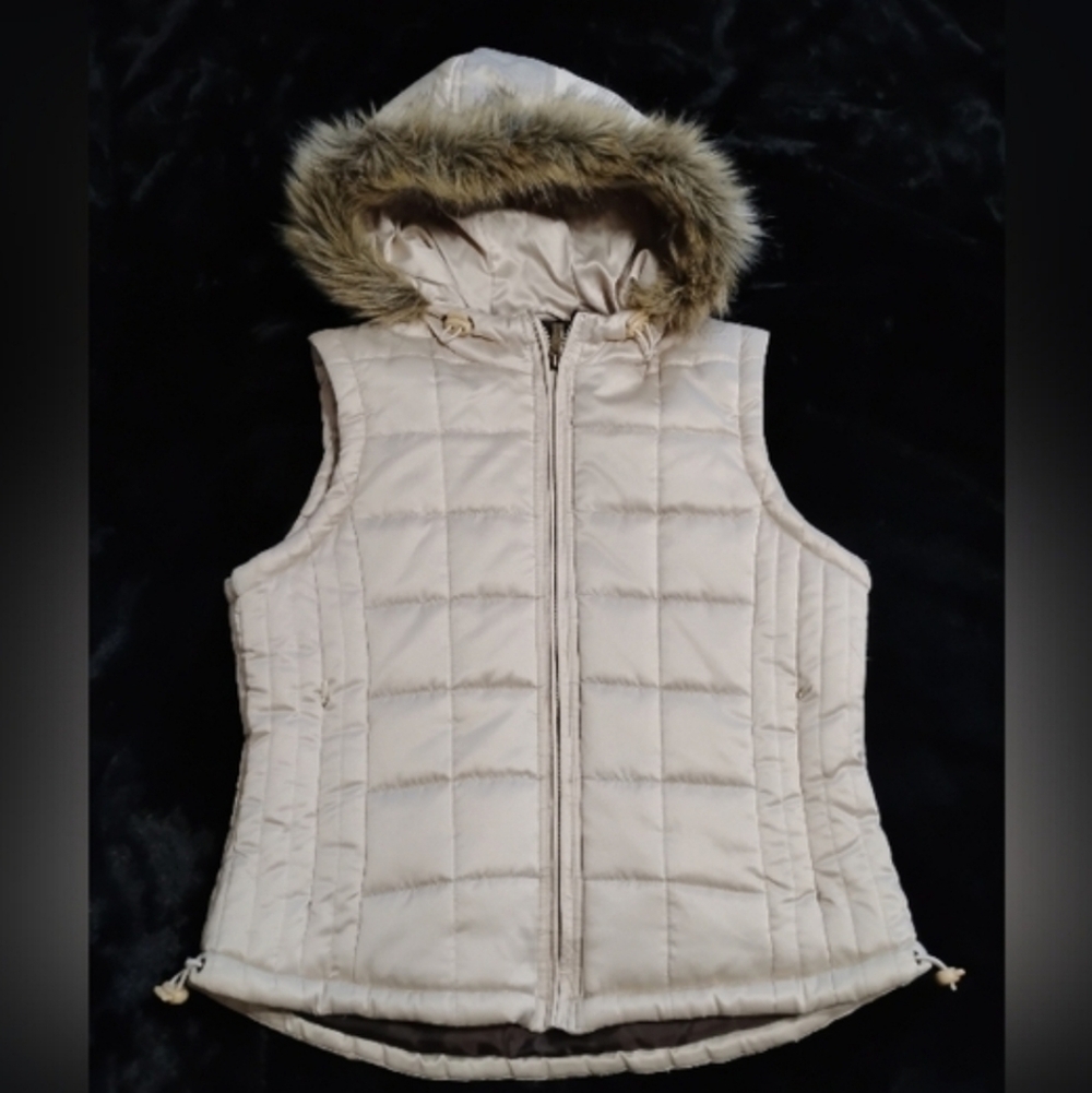 BKE The Buckle Faux Fur Quilted Vest Hooded Shiny Beige Cream Colored L